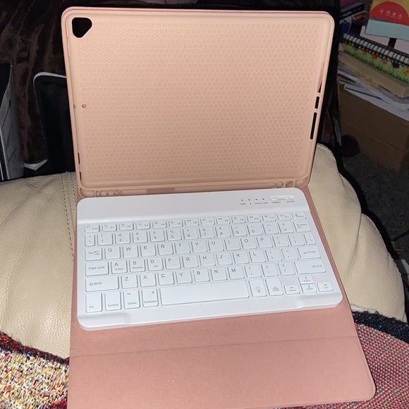 Rose gold iPad 8th gen w/ case and keyboard - Picture 6 of 6